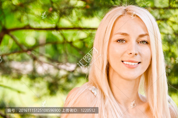 年輕微笑的女人的肖像