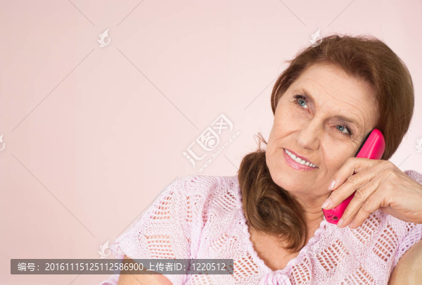 帶著電話的老女人