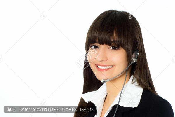 穿黑色西裝的女人