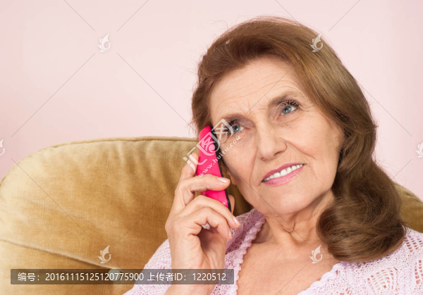 帶著電話的老女人