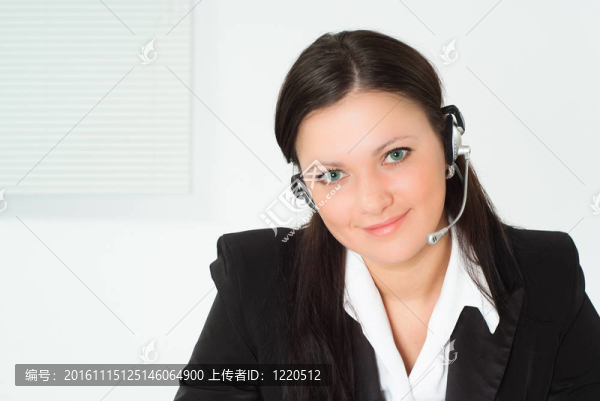 穿著白色西裝的漂亮女孩