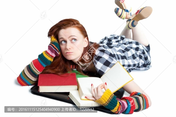 帶書的年輕女人