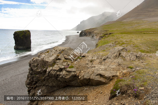 巖石的海岸線在華爾內(nèi)斯地區(qū)-冰島
