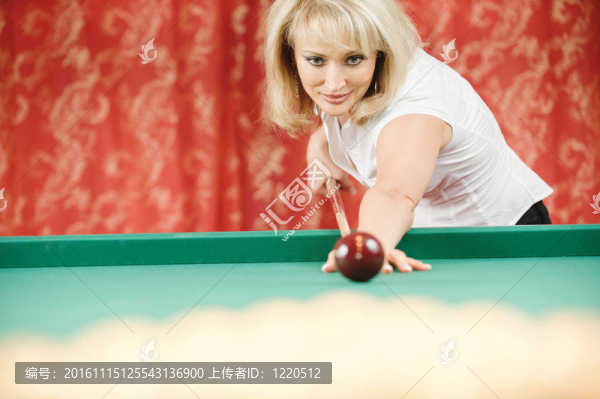 女人打臺球