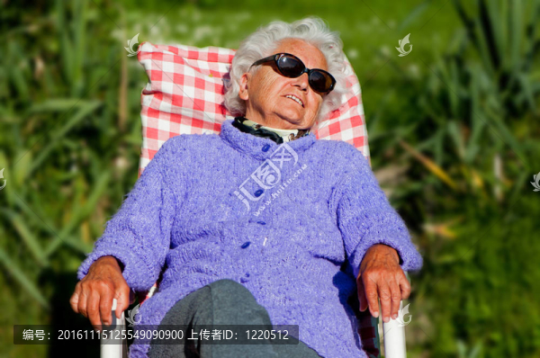 年長的女人有一個休息