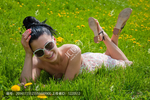 一個年輕的女孩在公園里休息
