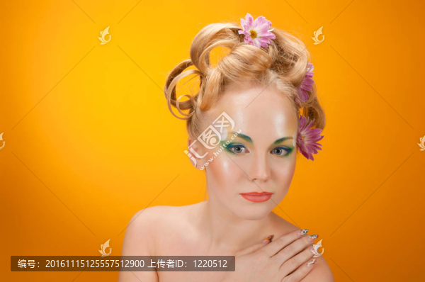 肖像女孩金發(fā)與鮮花在她的頭發(fā)