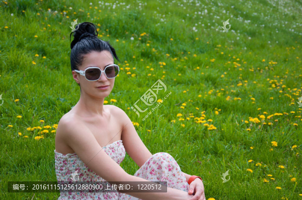 一個(gè)年輕的女孩在公園里休息