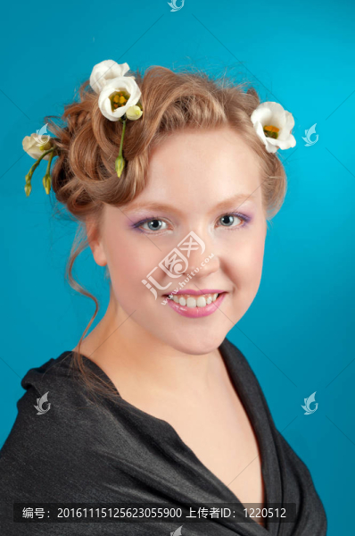 肖像女孩金發(fā)與鮮花在她的頭發(fā)