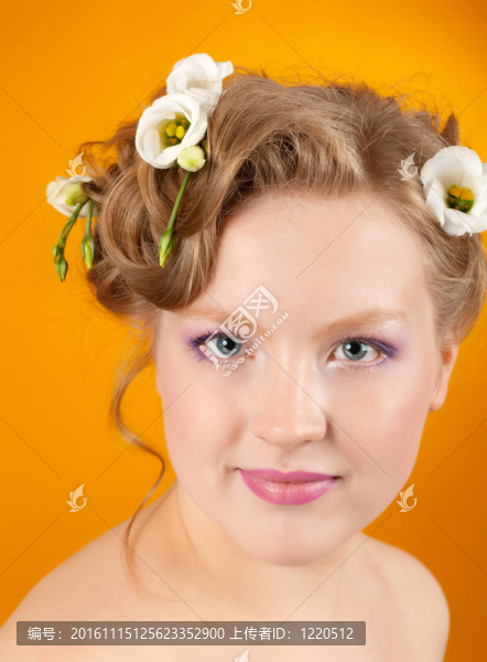 肖像女孩金發(fā)與鮮花在她的頭發(fā)