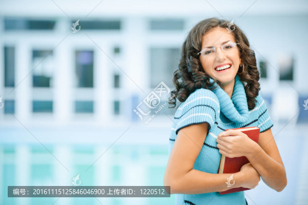 迷人的深色頭發(fā)的女人的肖像