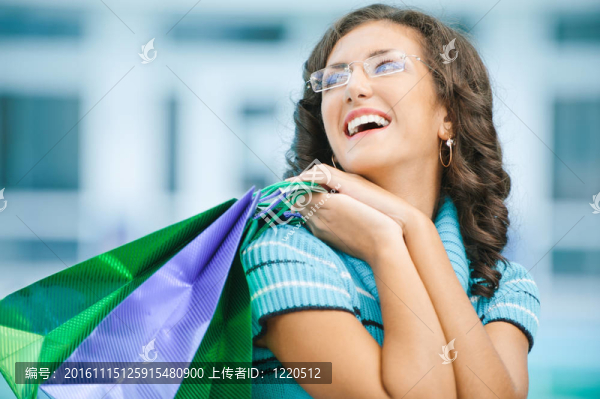 從商店購物的女人