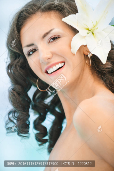 迷人的深色頭發(fā)的女人的肖像