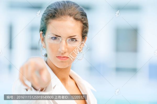 女人用手指指著你