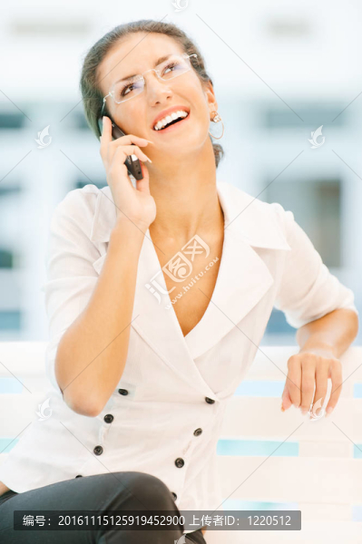 迷人的深色頭發(fā)的女人的肖像
