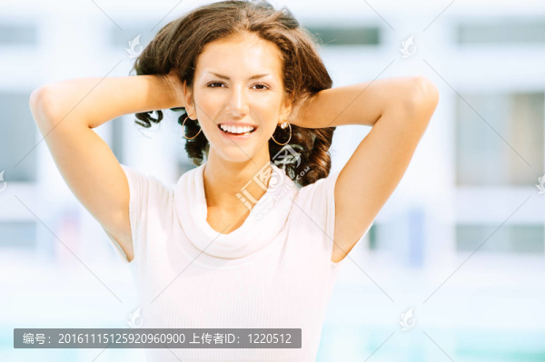 迷人的深色頭發(fā)的女人的肖像