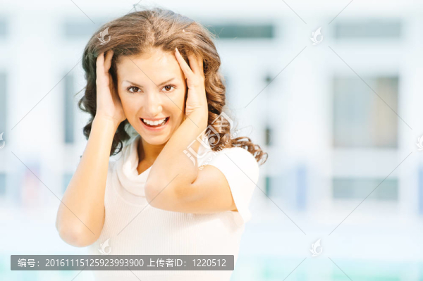 迷人的深色頭發(fā)的女人的肖像