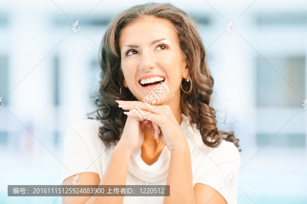 迷人的深色頭發(fā)的女人的肖像