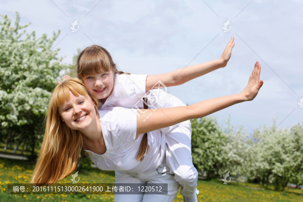 帶媽媽的女孩在春天公園