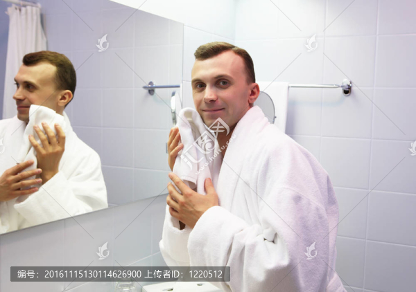 浴室里的年輕人