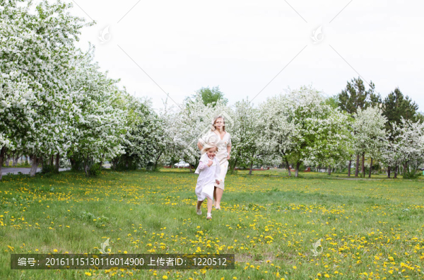 和母親在公園里的女孩