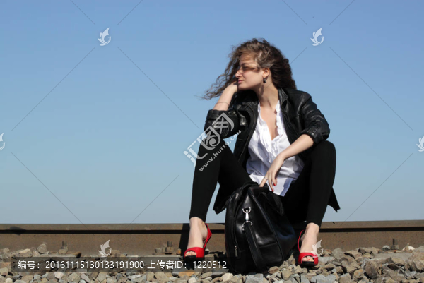 鐵路的女孩-匯圖網(wǎng) www.fosd68.com 鐵路的女孩