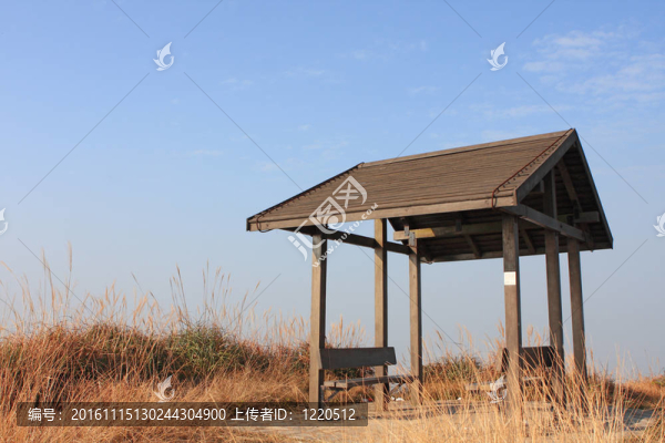 藍(lán)天草原上的涼亭。
