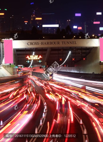 夜間快速行駛的汽車