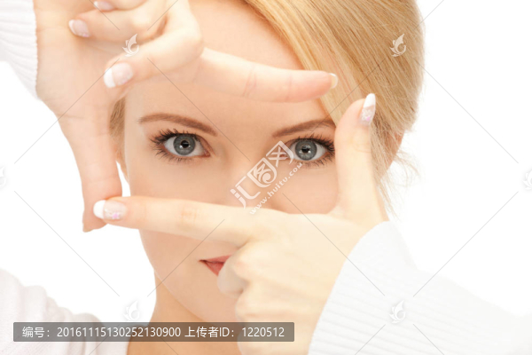 可愛的女人用手指創(chuàng)造一個(gè)框架