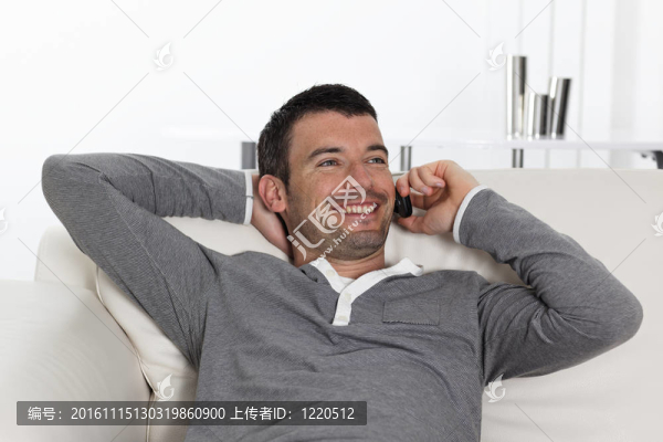 年輕人在沙發(fā)上打電話