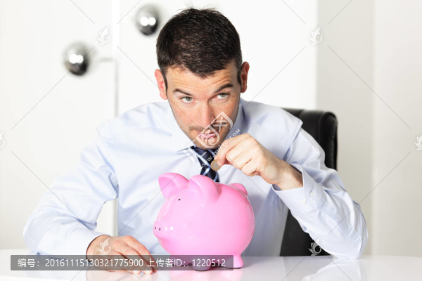 年輕人用粉紅色的豬銀行和硬幣-匯圖網(wǎng) www.fosd68.com 年輕人用粉紅色的豬銀行和硬幣