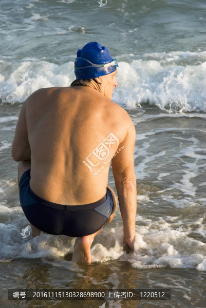 海灘上的游泳運動員
