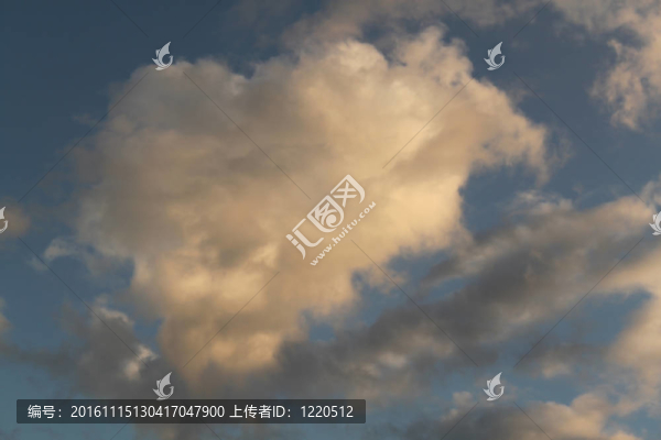 藍(lán)色天空中的大量云