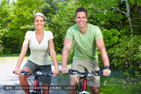 騎自行車的人。