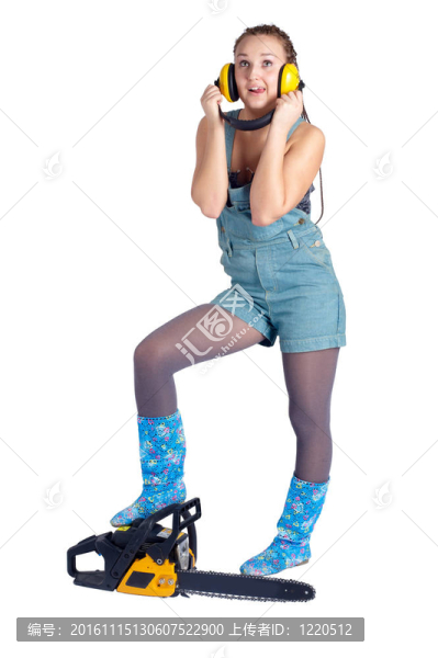 漂亮的女孩用電鋸