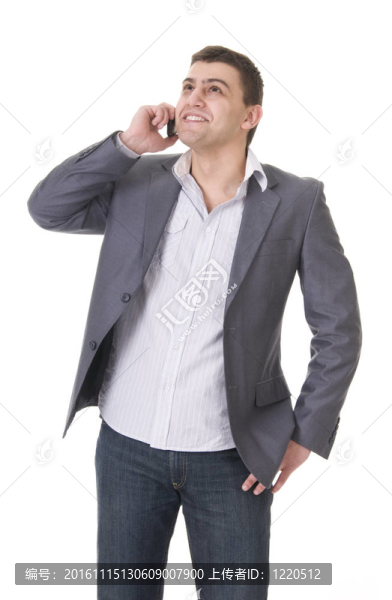 年輕的休閑男子與電話