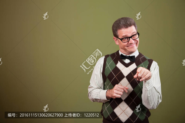 書呆子的人伸出食指