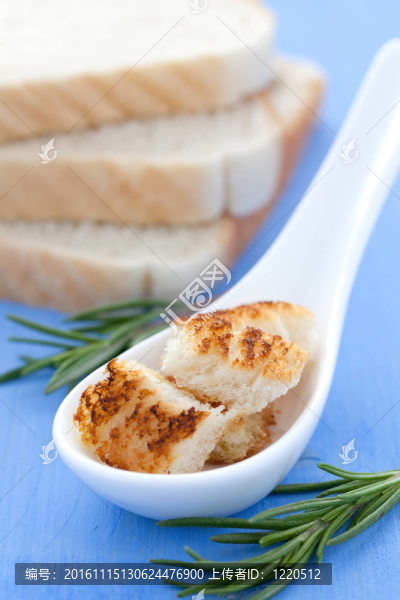面包片上的勺子