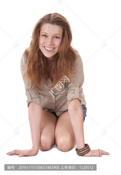快樂的少女坐在地板上