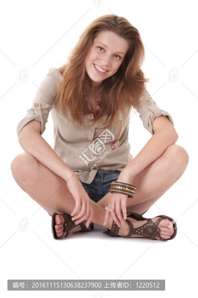 快樂的少女坐在地板上