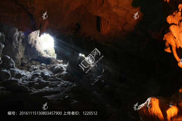 洞穴在下龍灣（聯(lián)合國(guó)教科文組織）；越南