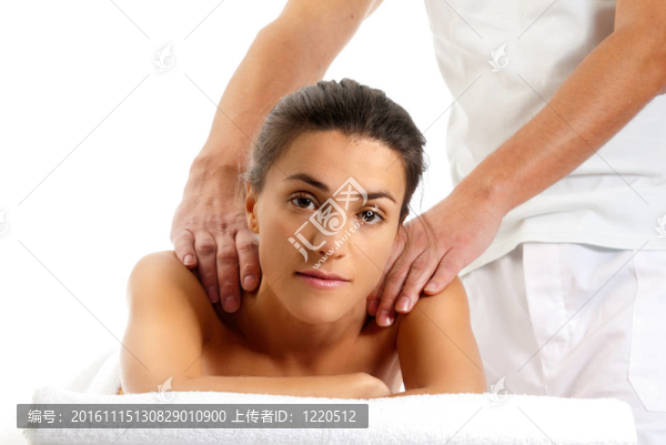 女子接受按摩放松治療特寫肖像從男性手中