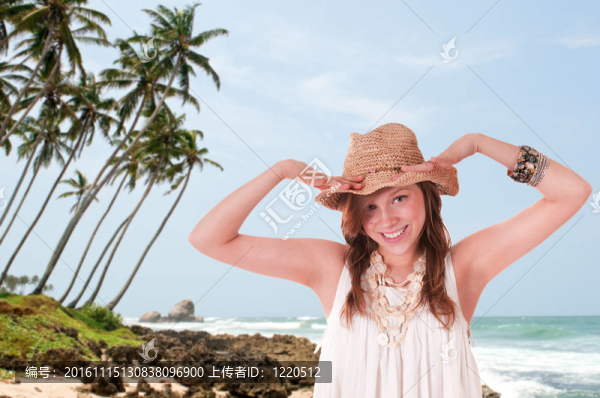 微笑的女孩在Straw,Hat