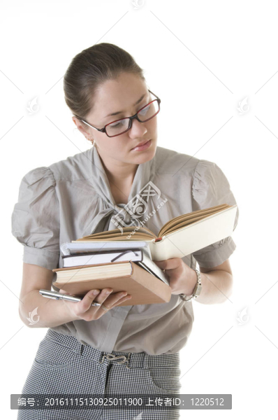 聰明的讀書的女人