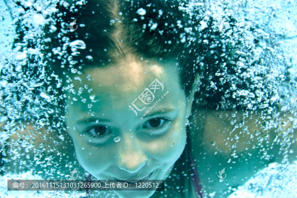 游泳池里的水下女孩
