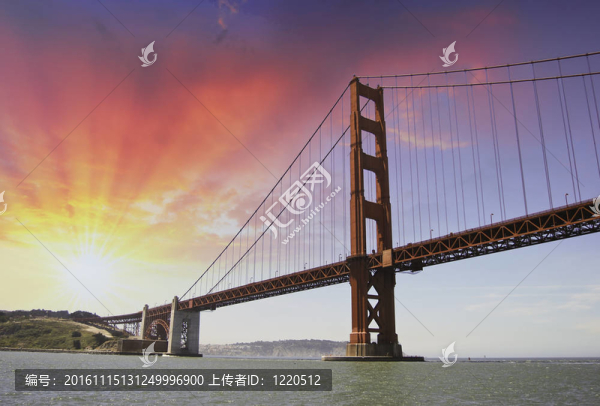 金門大橋上空的戲劇性天空