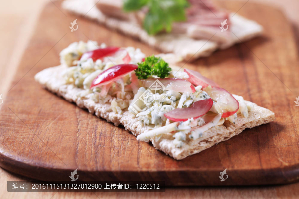 藍(lán)芝士肉醬和薄脆餅干-匯圖網(wǎng) www.fosd68.com 藍(lán)芝士肉醬和薄脆餅干