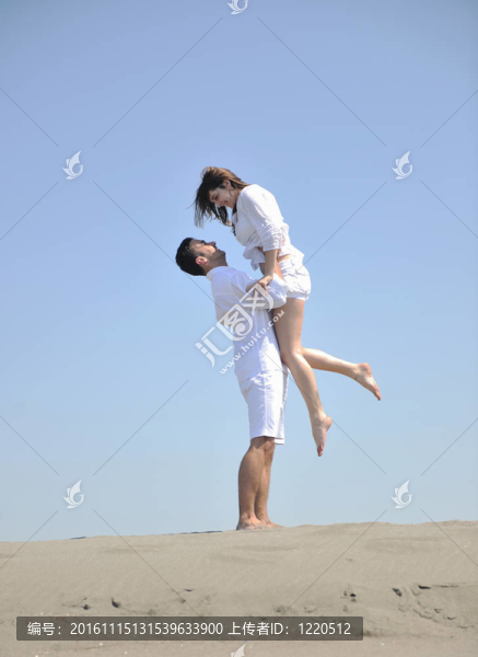 快樂的年輕夫婦在海灘上玩得很開心