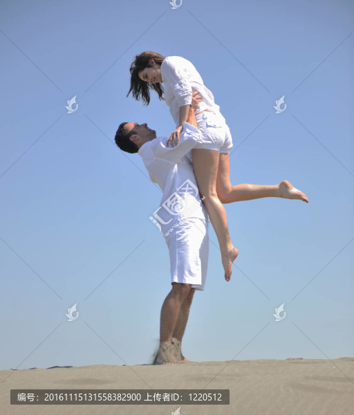 快樂的年輕夫婦在海灘上玩得很開心