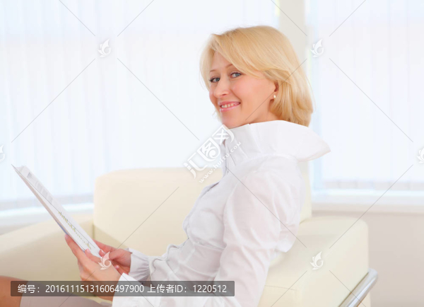 辦公室里的年輕女商人